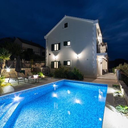 Villa Sun Garden - 4 Star Villa With Heated Swimming Pool, Quiet Bay, Bbq, 50M From The Sea Милна Екстер'єр фото