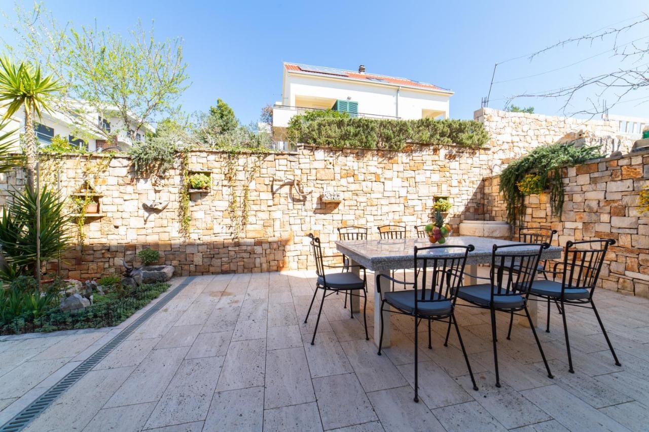 Villa Sun Garden - 4 Star Villa With Heated Swimming Pool, Quiet Bay, Bbq, 50M From The Sea Милна Екстер'єр фото