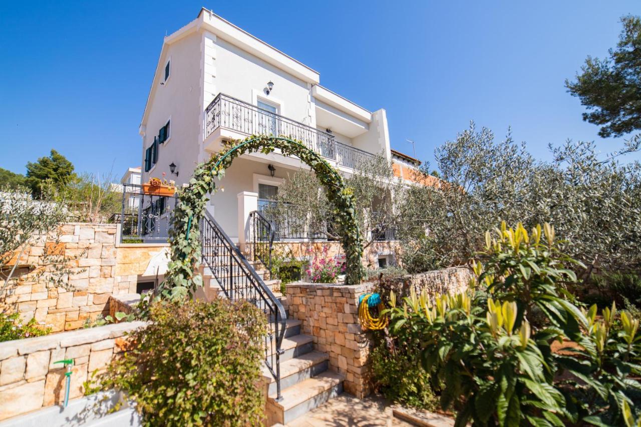 Villa Sun Garden - 4 Star Villa With Heated Swimming Pool, Quiet Bay, Bbq, 50M From The Sea Милна Екстер'єр фото