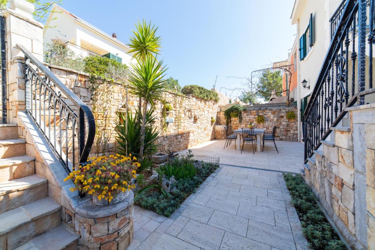 Villa Sun Garden - 4 Star Villa With Heated Swimming Pool, Quiet Bay, Bbq, 50M From The Sea Милна Екстер'єр фото