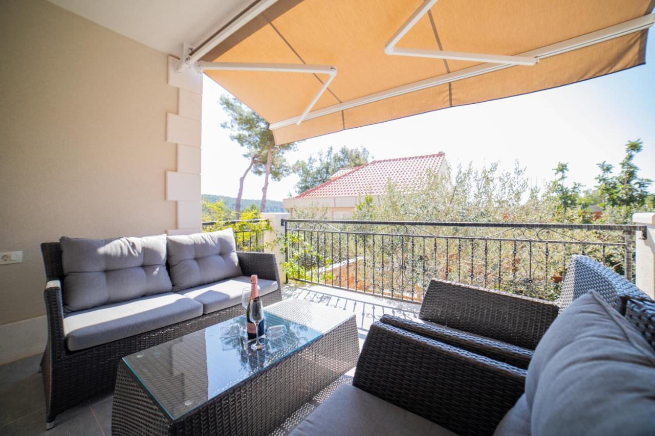 Villa Sun Garden - 4 Star Villa With Heated Swimming Pool, Quiet Bay, Bbq, 50M From The Sea Милна Екстер'єр фото