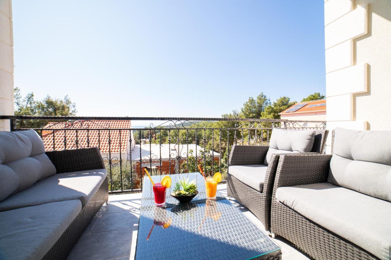Villa Sun Garden - 4 Star Villa With Heated Swimming Pool, Quiet Bay, Bbq, 50M From The Sea Милна Екстер'єр фото