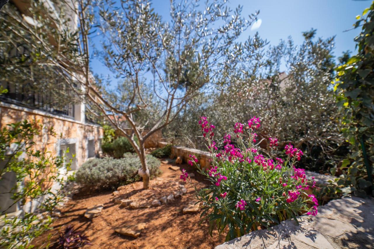 Villa Sun Garden - 4 Star Villa With Heated Swimming Pool, Quiet Bay, Bbq, 50M From The Sea Милна Екстер'єр фото