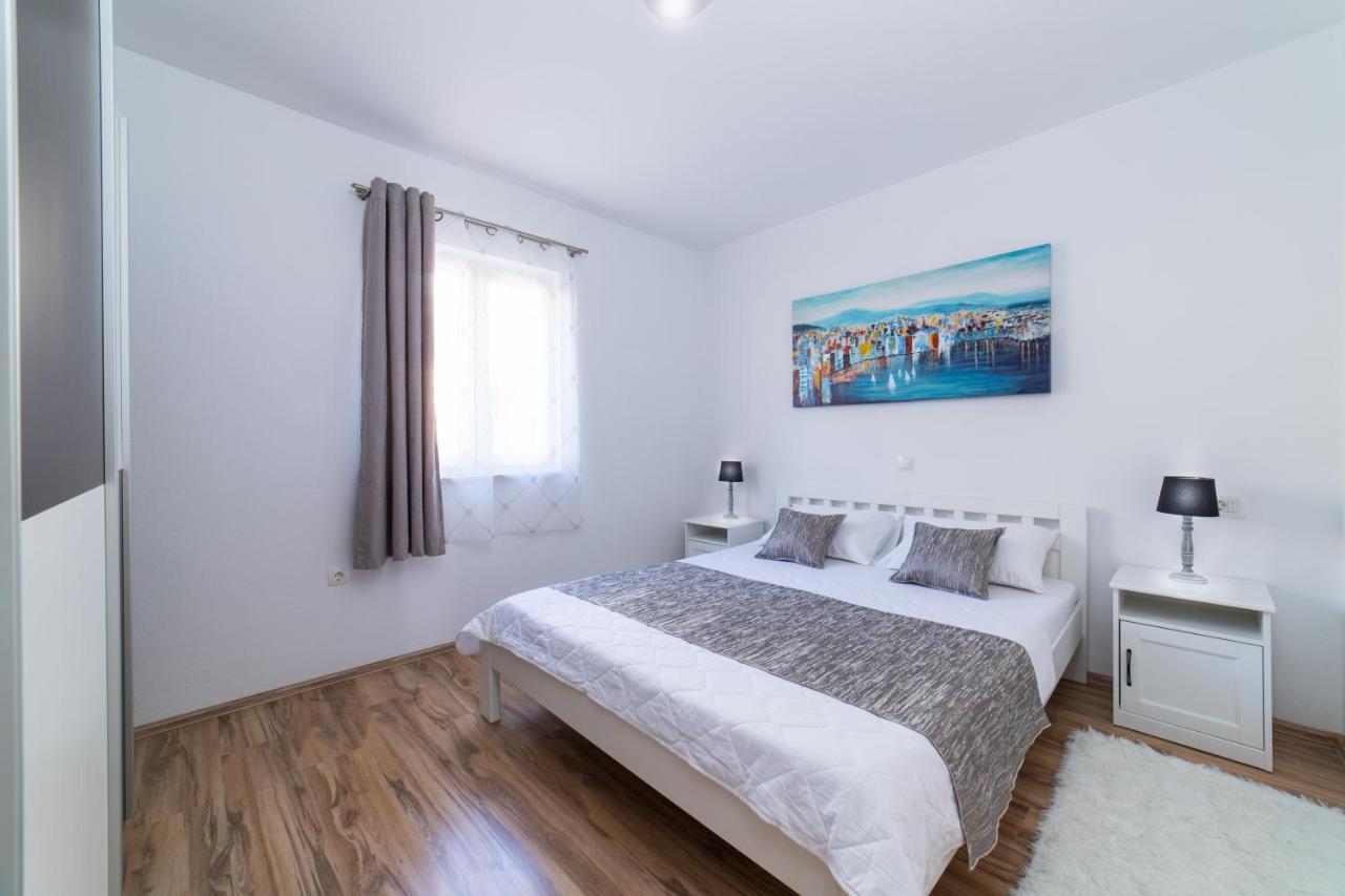 Villa Sun Garden - 4 Star Villa With Heated Swimming Pool, Quiet Bay, Bbq, 50M From The Sea Милна Екстер'єр фото