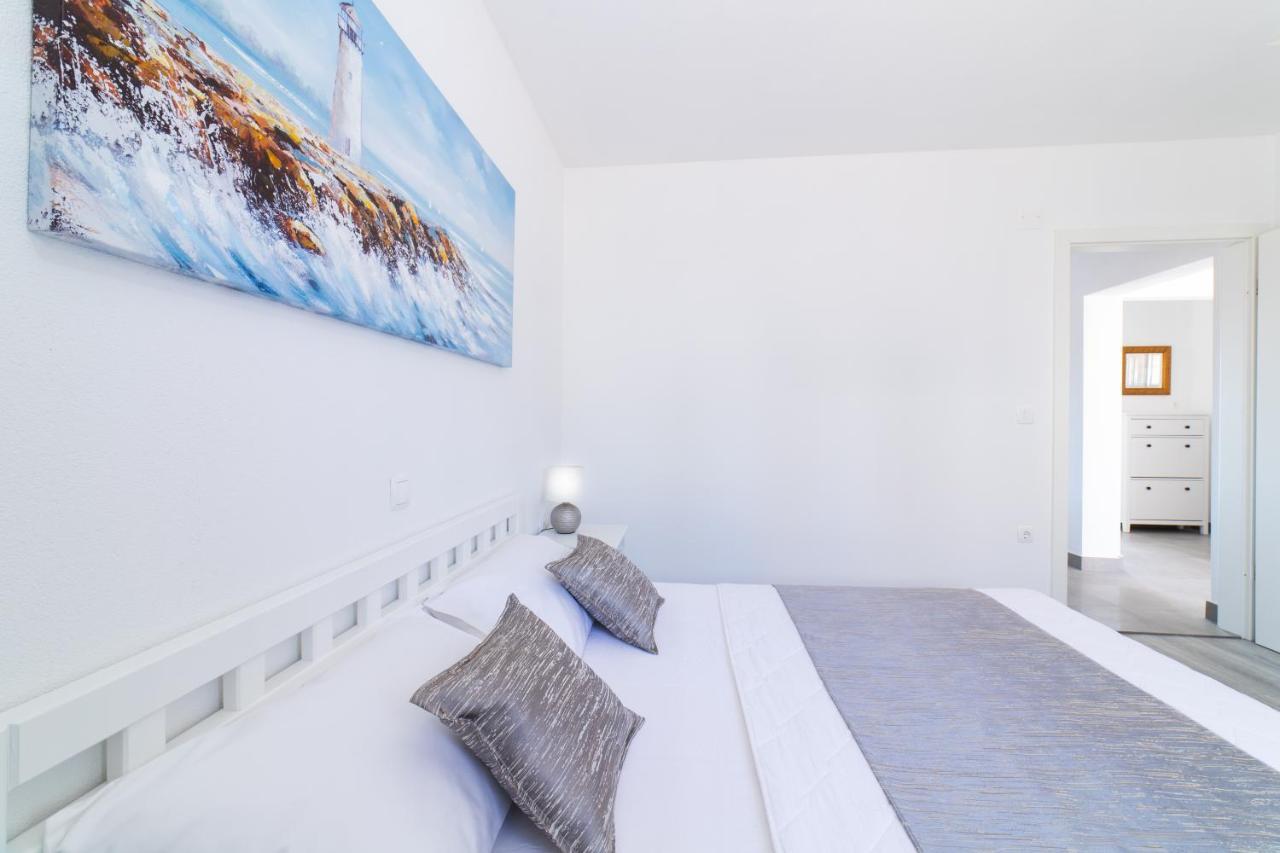 Villa Sun Garden - 4 Star Villa With Heated Swimming Pool, Quiet Bay, Bbq, 50M From The Sea Милна Екстер'єр фото