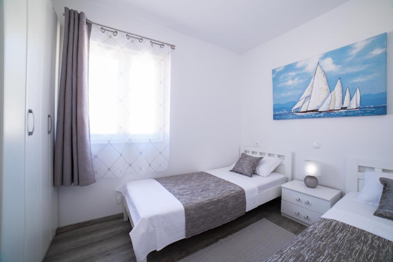 Villa Sun Garden - 4 Star Villa With Heated Swimming Pool, Quiet Bay, Bbq, 50M From The Sea Милна Екстер'єр фото