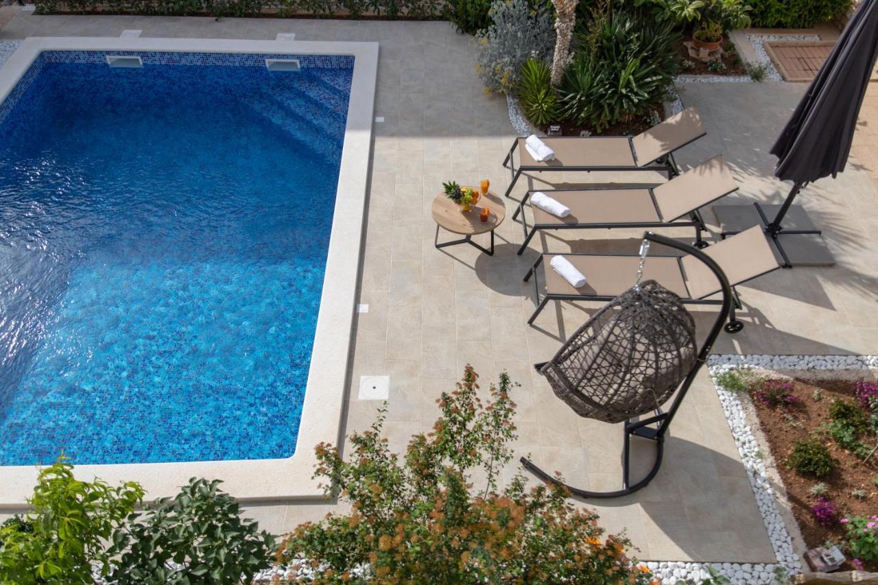 Villa Sun Garden - 4 Star Villa With Heated Swimming Pool, Quiet Bay, Bbq, 50M From The Sea Милна Екстер'єр фото