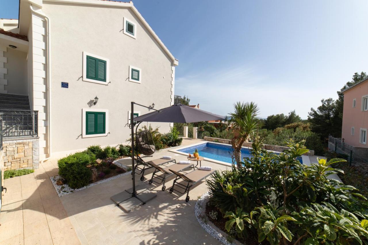 Villa Sun Garden - 4 Star Villa With Heated Swimming Pool, Quiet Bay, Bbq, 50M From The Sea Милна Екстер'єр фото