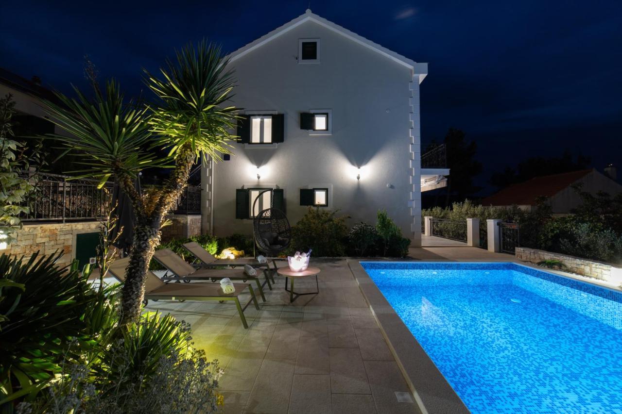 Villa Sun Garden - 4 Star Villa With Heated Swimming Pool, Quiet Bay, Bbq, 50M From The Sea Милна Екстер'єр фото