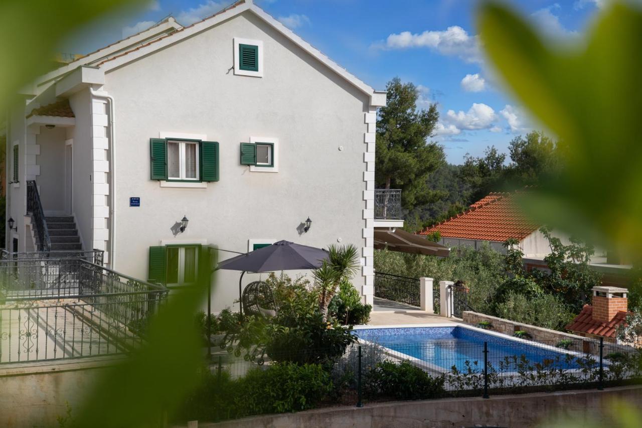 Villa Sun Garden - 4 Star Villa With Heated Swimming Pool, Quiet Bay, Bbq, 50M From The Sea Милна Екстер'єр фото