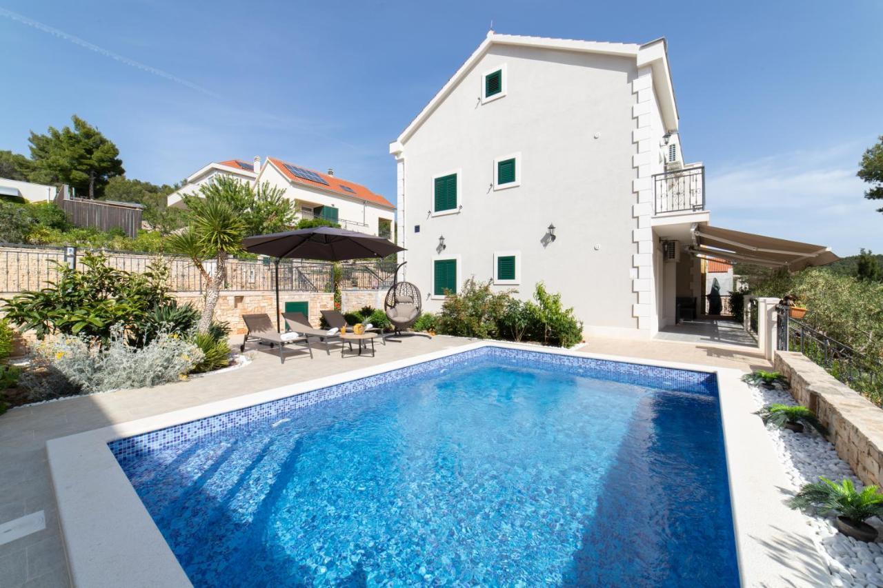 Villa Sun Garden - 4 Star Villa With Heated Swimming Pool, Quiet Bay, Bbq, 50M From The Sea Милна Екстер'єр фото