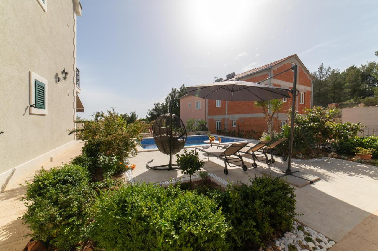 Villa Sun Garden - 4 Star Villa With Heated Swimming Pool, Quiet Bay, Bbq, 50M From The Sea Милна Екстер'єр фото